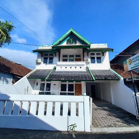 Homestay Jogja Dekat Gembiraloka By Simply Homy Yogyakarta Exterior photo